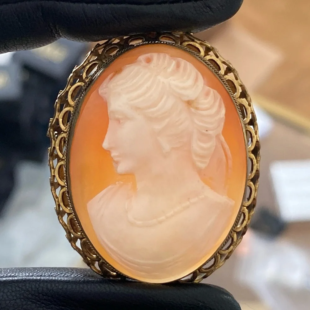 Vintage Real Cameo Brooch Natural Shell Hand Carved Woman Left Face - Picture 1 of 7
